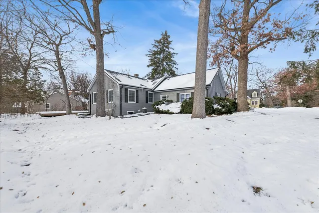 $345,000 | 401 East Tower Drive, Barrington, IL 60010