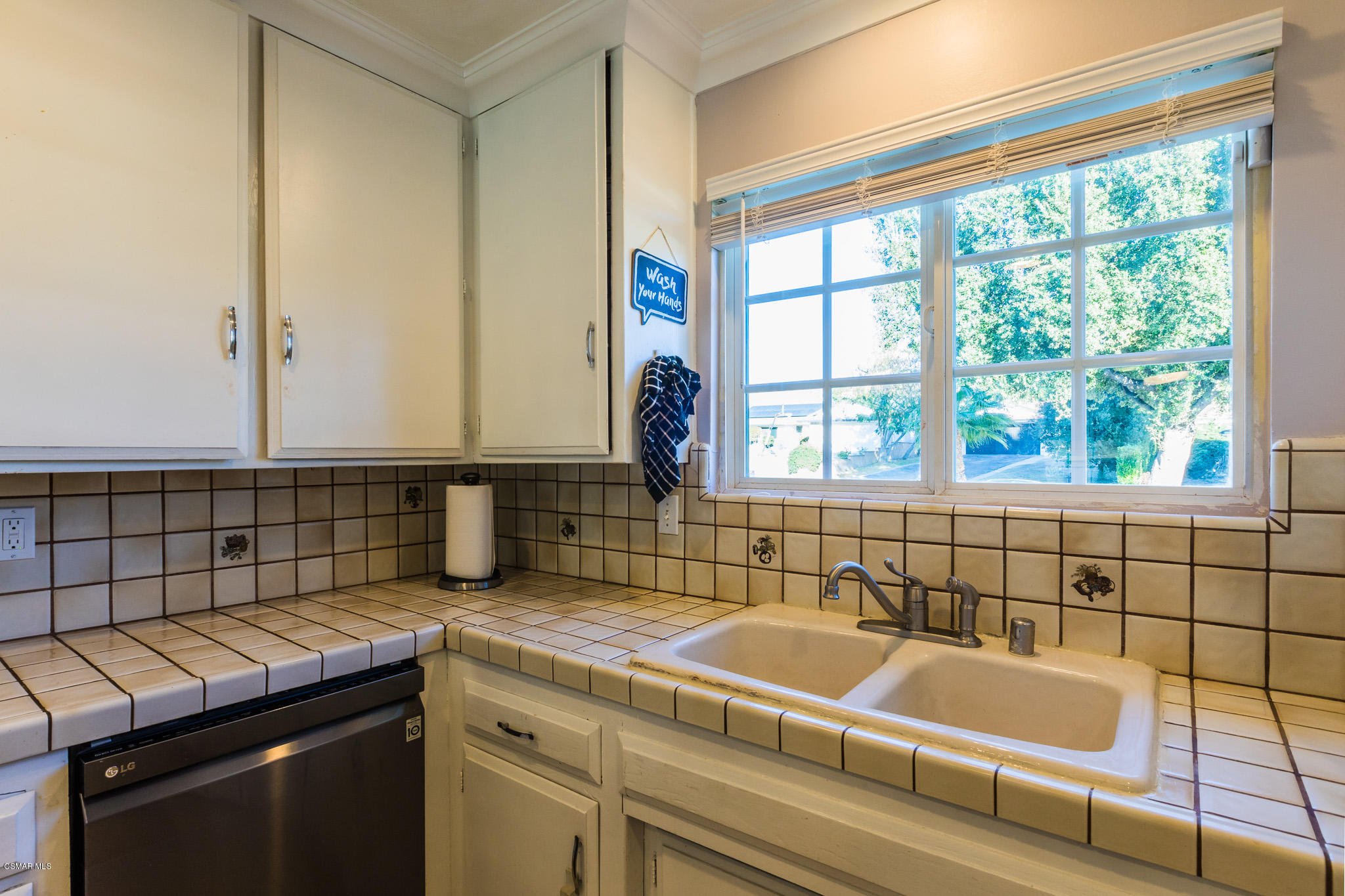 3441 Corpus Christi Street Simi Valley, CA 93063 - Photo 28 of 64 a bathroom with a bathtub and a sink