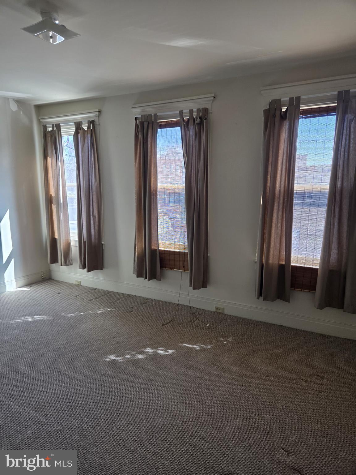 415 West King Street Lancaster, PA 17603 - Photo 12 of 18 an empty room with windows