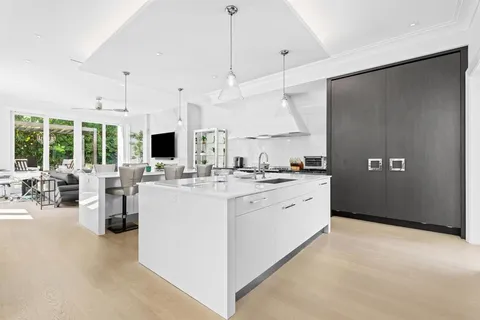 $19,500,000 | 150 Kings Road, Palm Beach, FL 33480