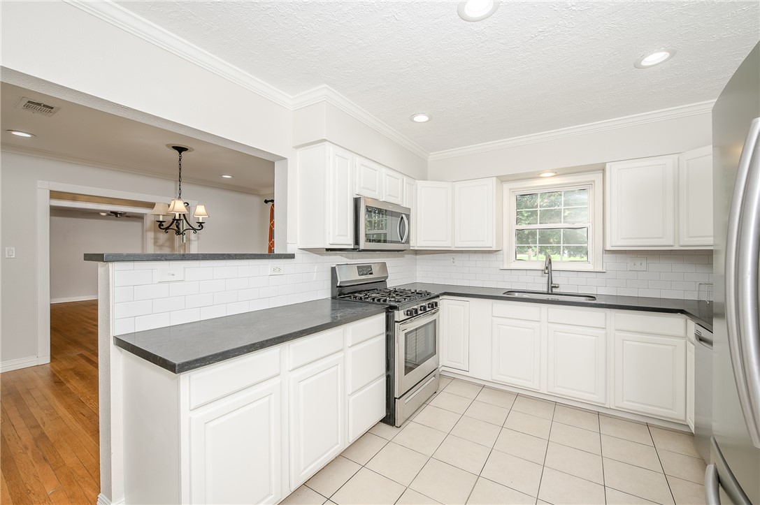 709 Inwood Drive Bryan, TX 77802 - Photo 9 of 23 Kitchen