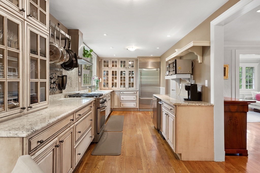 220 Hobart Road Newton, MA 02467 - Photo 7 of 27