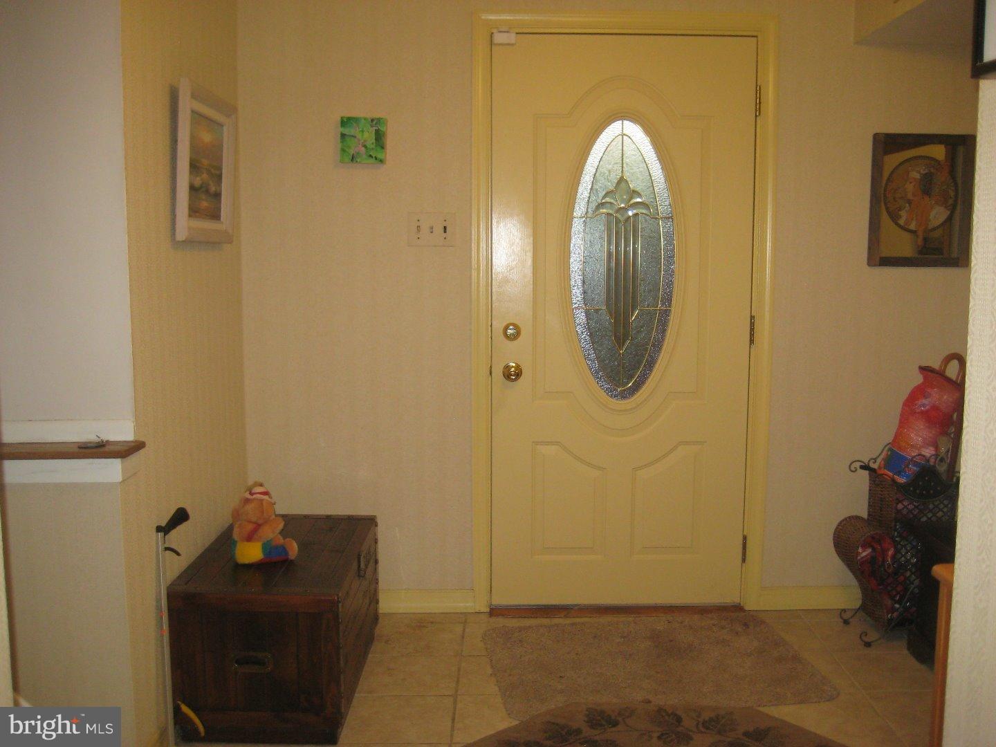 1037 Hoven Road Philadelphia, PA 19115 - Photo 2 of 25 Foyer