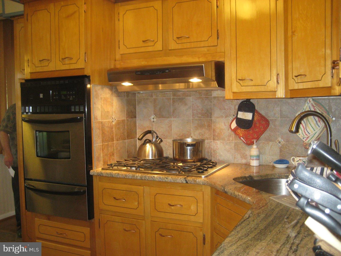 1037 Hoven Road Philadelphia, PA 19115 - Photo 11 of 25 Kitchen