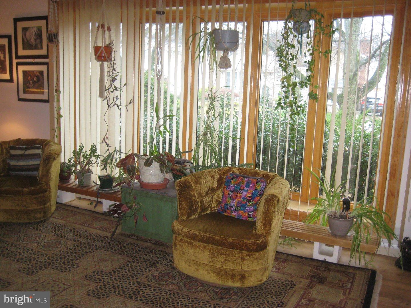 1037 Hoven Road Philadelphia, PA 19115 - Photo 4 of 25 Living Room