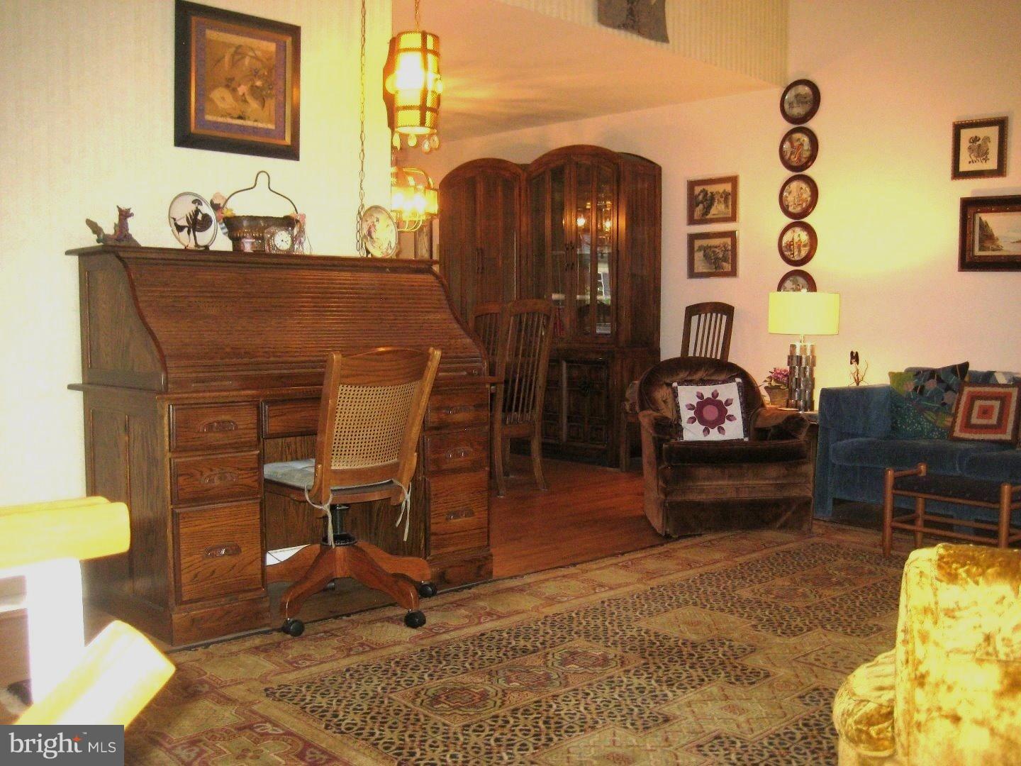 1037 Hoven Road Philadelphia, PA 19115 - Photo 5 of 25 Living Room