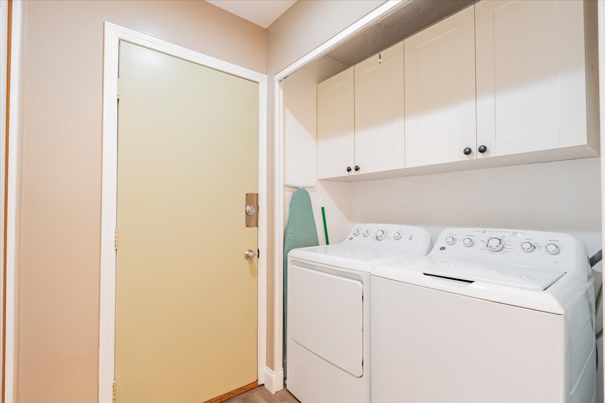 16 Holly Drive Clinton, IL 61727 - Photo 18 of 34 a utility room with dryer and washer