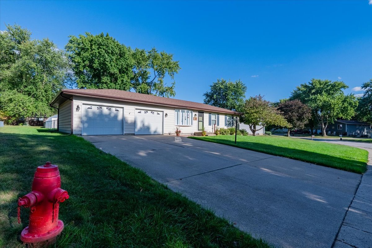16 Holly Drive Clinton, IL 61727 - Photo 5 of 34 a view of yard with green space