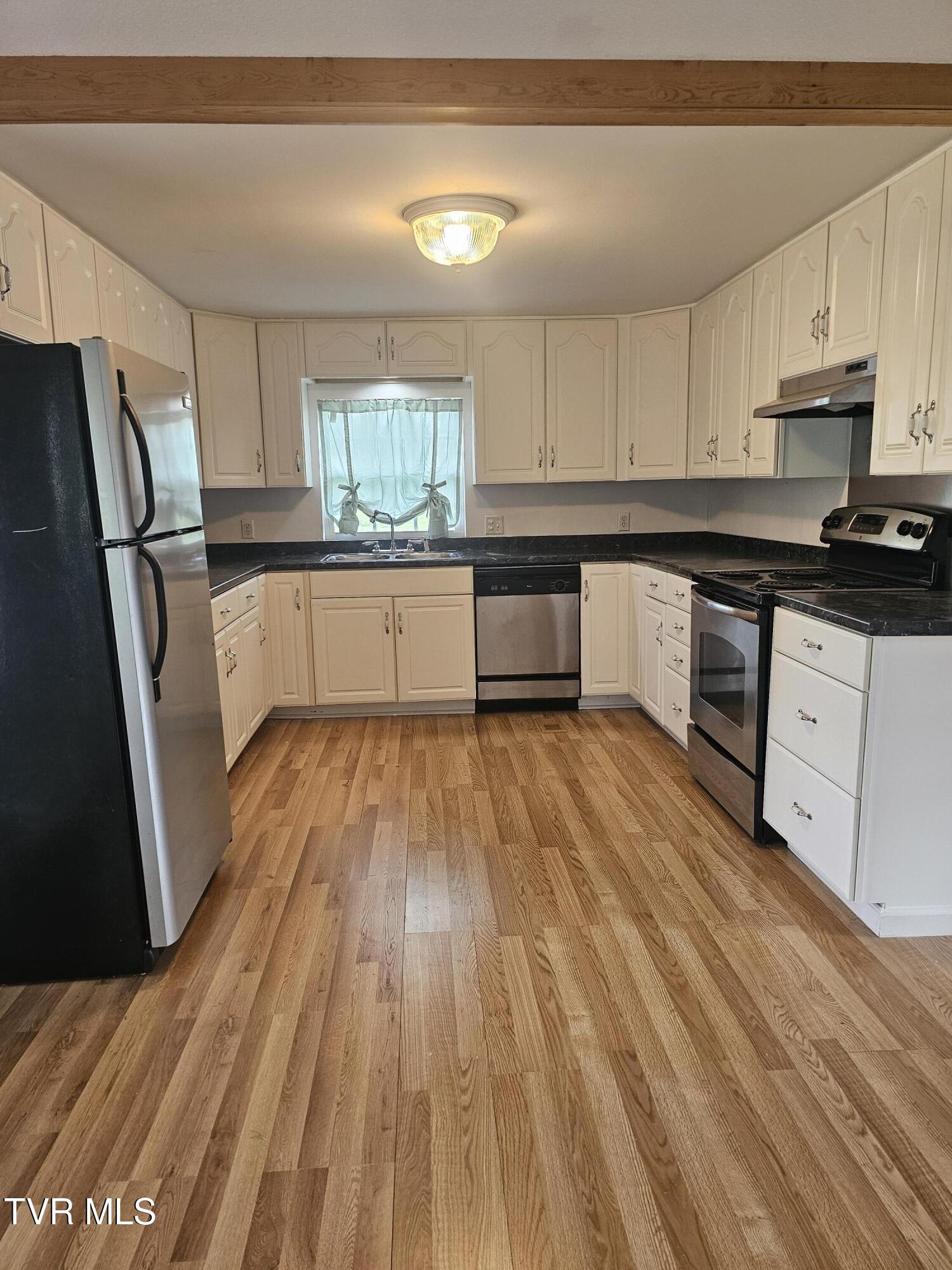 887 Old Kentucky Road South Greeneville, TN 37743 - Photo 5 of 11 20250811_160955