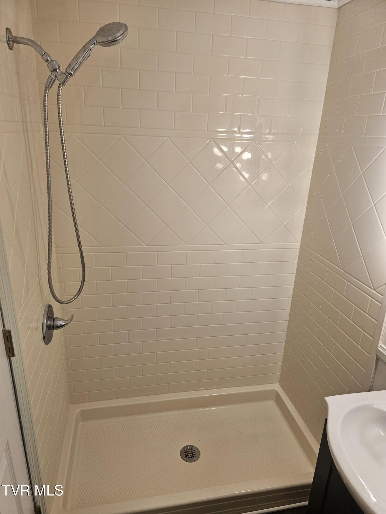 887 Old Kentucky Road South Greeneville, TN 37743 - Photo 10 of 11 20250811_160004