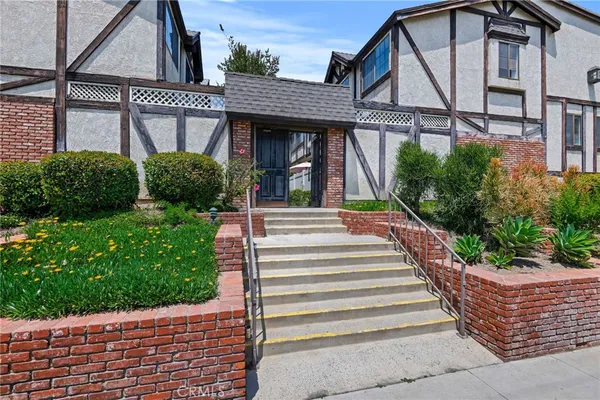 $620,000 | 20737 Roscoe Boulevard, Unit 703, Winnetka, CA 91306