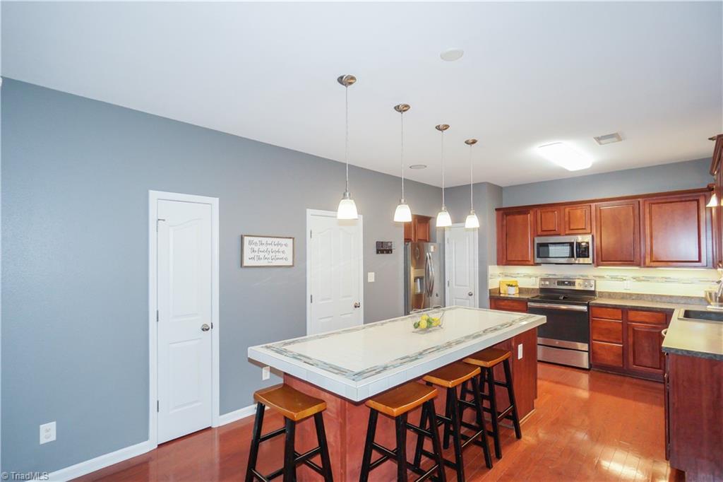 851 Jennifer Lane High Point, NC 27265 - Photo 9 of 28 Gallery Image 9