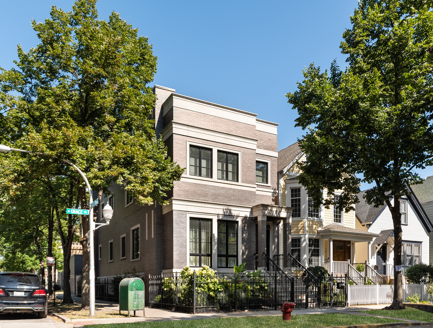 1480 West Grace Street Chicago, IL 60613 - Photo 1 of 41 a front view of a building with a garden