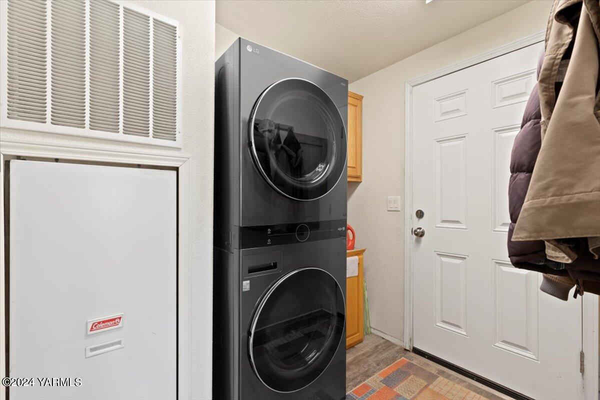 50 Elenbaas Road Granger, WA 98932 - Photo 24 of 35 a utility room with dryer and washer