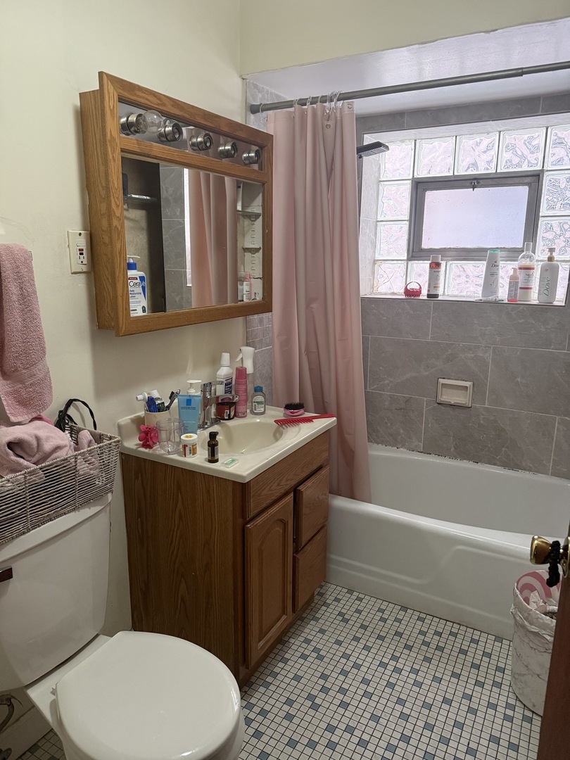 2233 Des Plaines Avenue North Riverside, IL 60546 - Photo 13 of 28 a bathroom with a sink toilet and tub