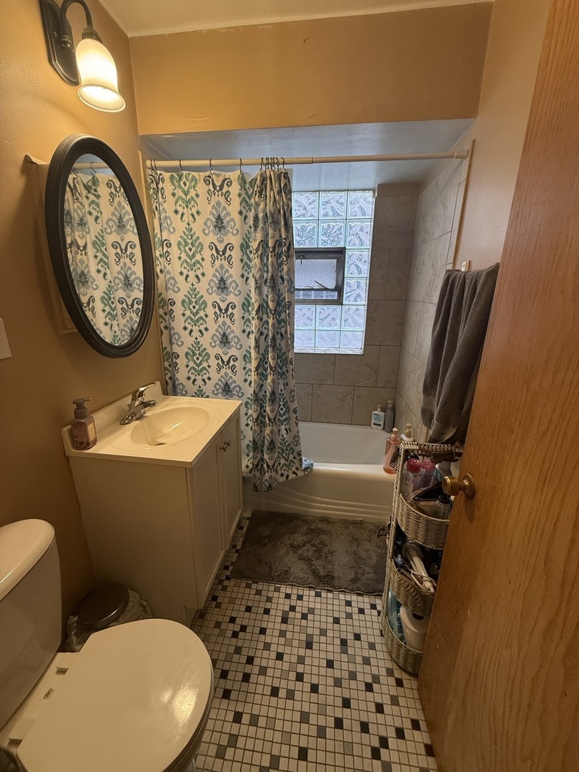 2233 Des Plaines Avenue North Riverside, IL 60546 - Photo 15 of 28 a bathroom with a toilet a sink and a shower