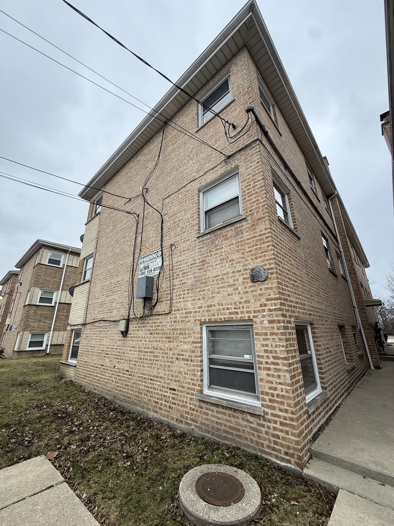 2233 Des Plaines Avenue North Riverside, IL 60546 - Photo 25 of 28 a house view with a sink