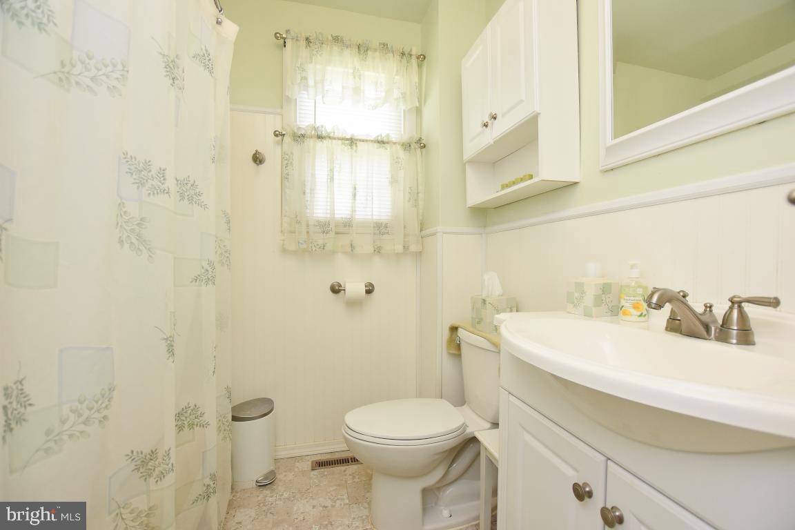 6 Rondon Avenue Berlin, NJ 08009 - Photo 23 of 31 Full Bathroom (3rd Level)