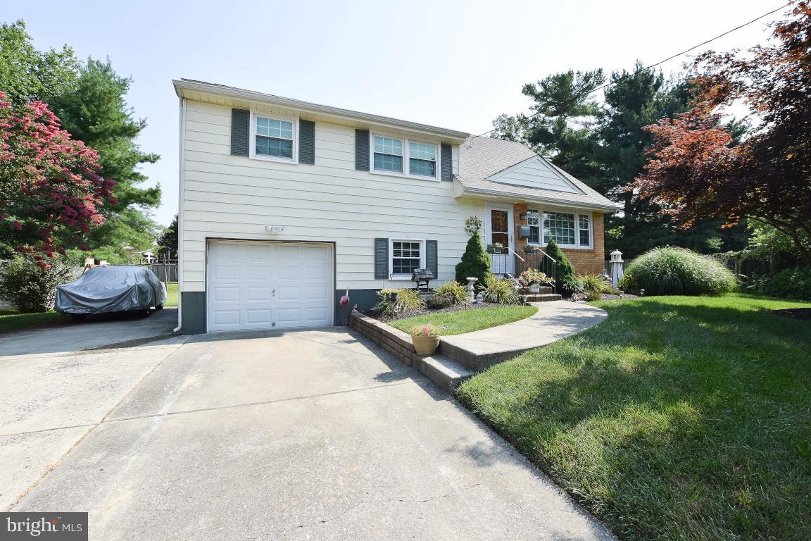 6 Rondon Avenue Berlin, NJ 08009 - Photo 31 of 31 Front / Driveway