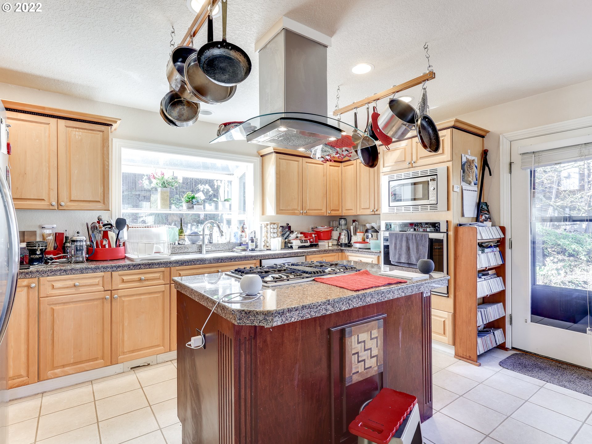 3036 Southwest Collins Court Portland, OR 97219 - Photo 16 of 32 Gallery Image 16