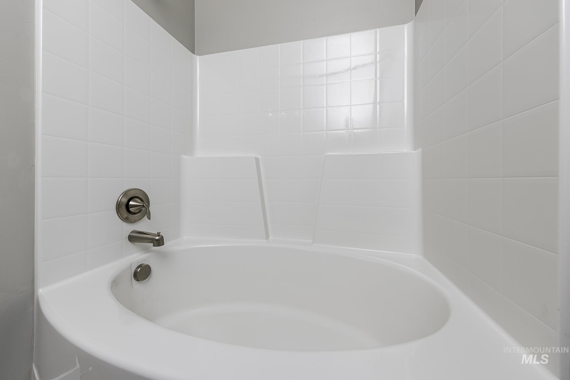 2808 Tamarack Street Fruitland, ID 83619 - Photo 27 of 36 Full bath featuring a tub to relax in