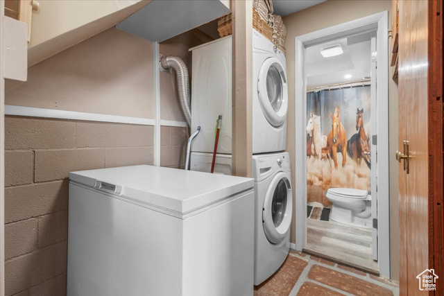 11450 Pigeon Hollow Road Spring City, UT 84662 - Photo 17 of 47 Laundry area with stacked washer / drying machine