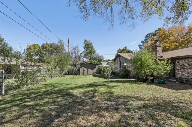 a view of entryway with outdoor space