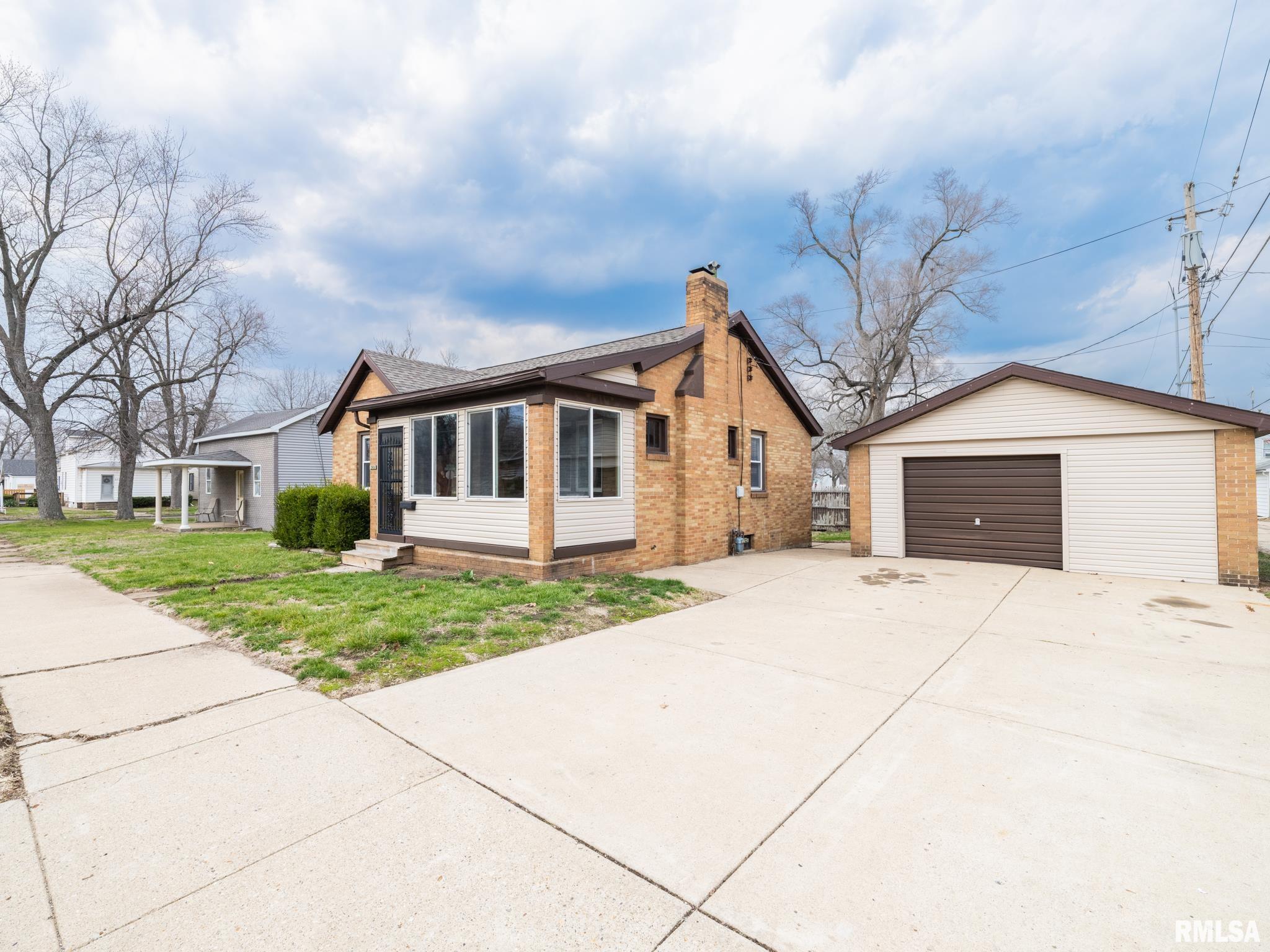305 Washington Street Pekin, IL 61554 - Photo 3 of 45