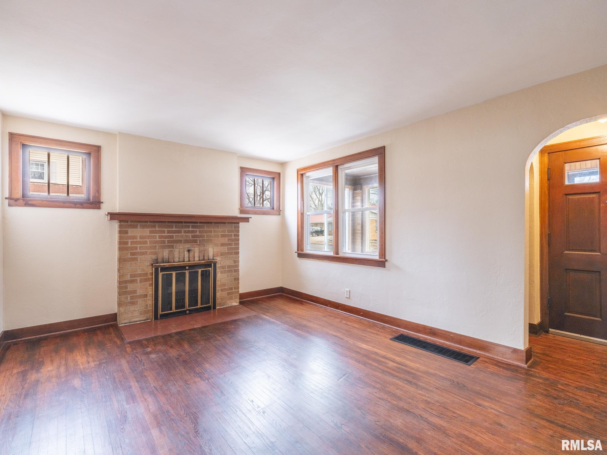 305 Washington Street Pekin, IL 61554 - Photo 7 of 45