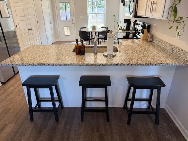 a view of a backyard