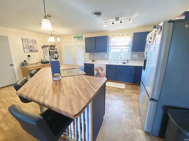 $194,900 | 406 East Jackson Street, Farmland, IN 47340