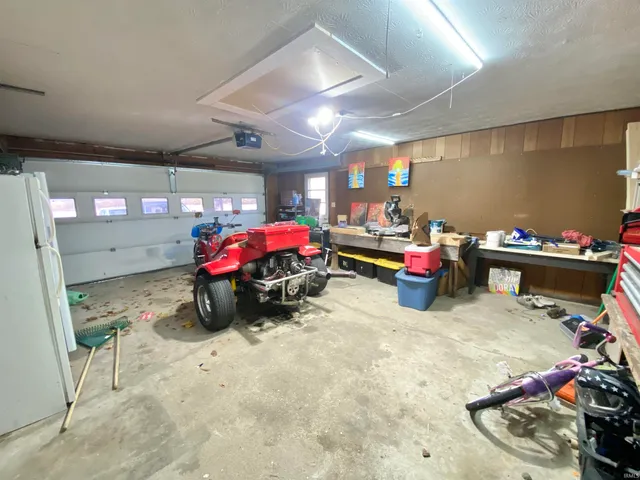 $194,900 | 406 East Jackson Street, Farmland, IN 47340