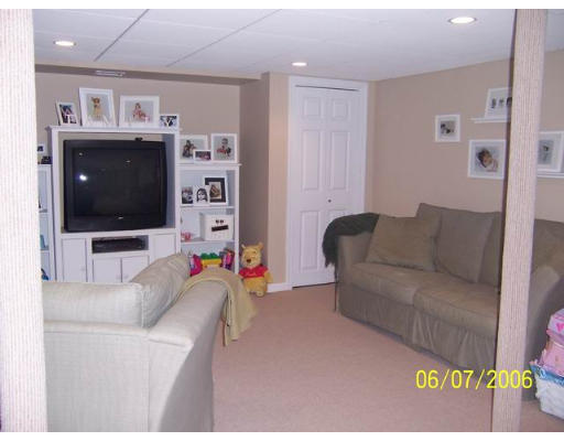 22 Robin Road Wakefield, MA 01880 - Photo 13 of 15 Gallery Image 13
