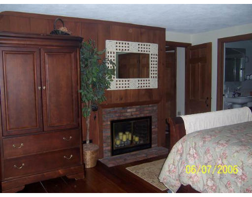 22 Robin Road Wakefield, MA 01880 - Photo 2 of 15 Gallery Image 2