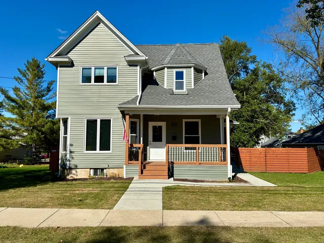 $2,600 | 473 East Elm Street, Sycamore, IL 60178