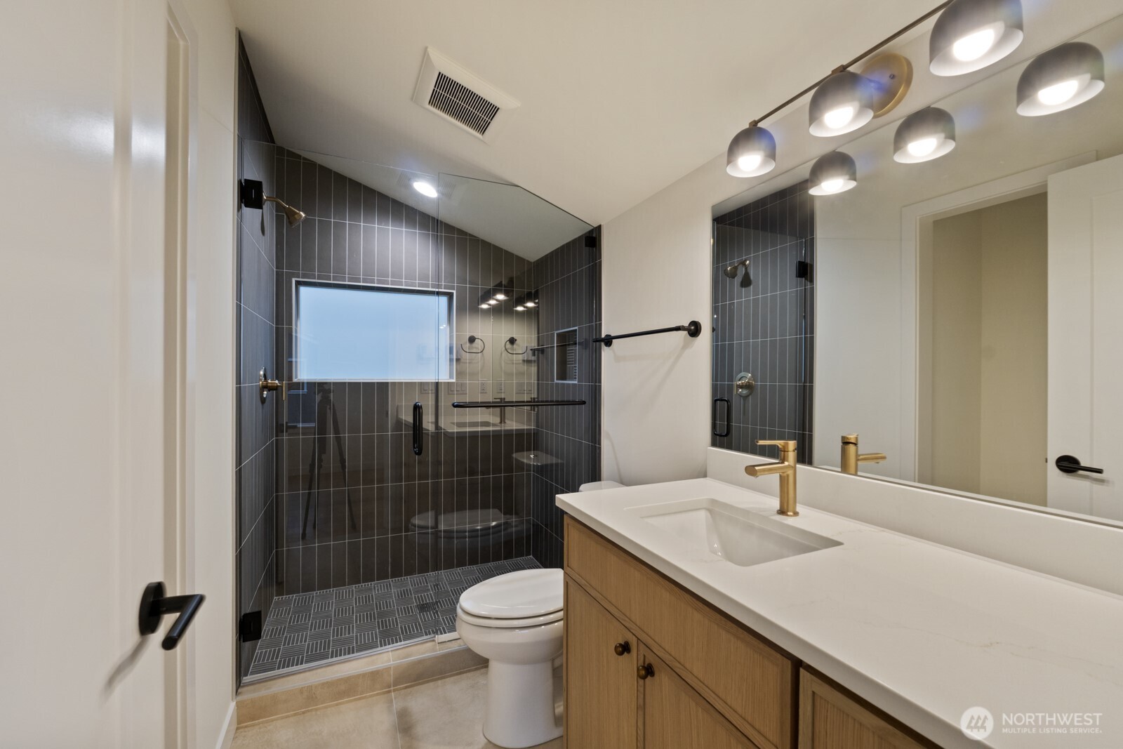 2731 Northeast 87th Street Seattle, WA 98115 - Photo 17 of 26
