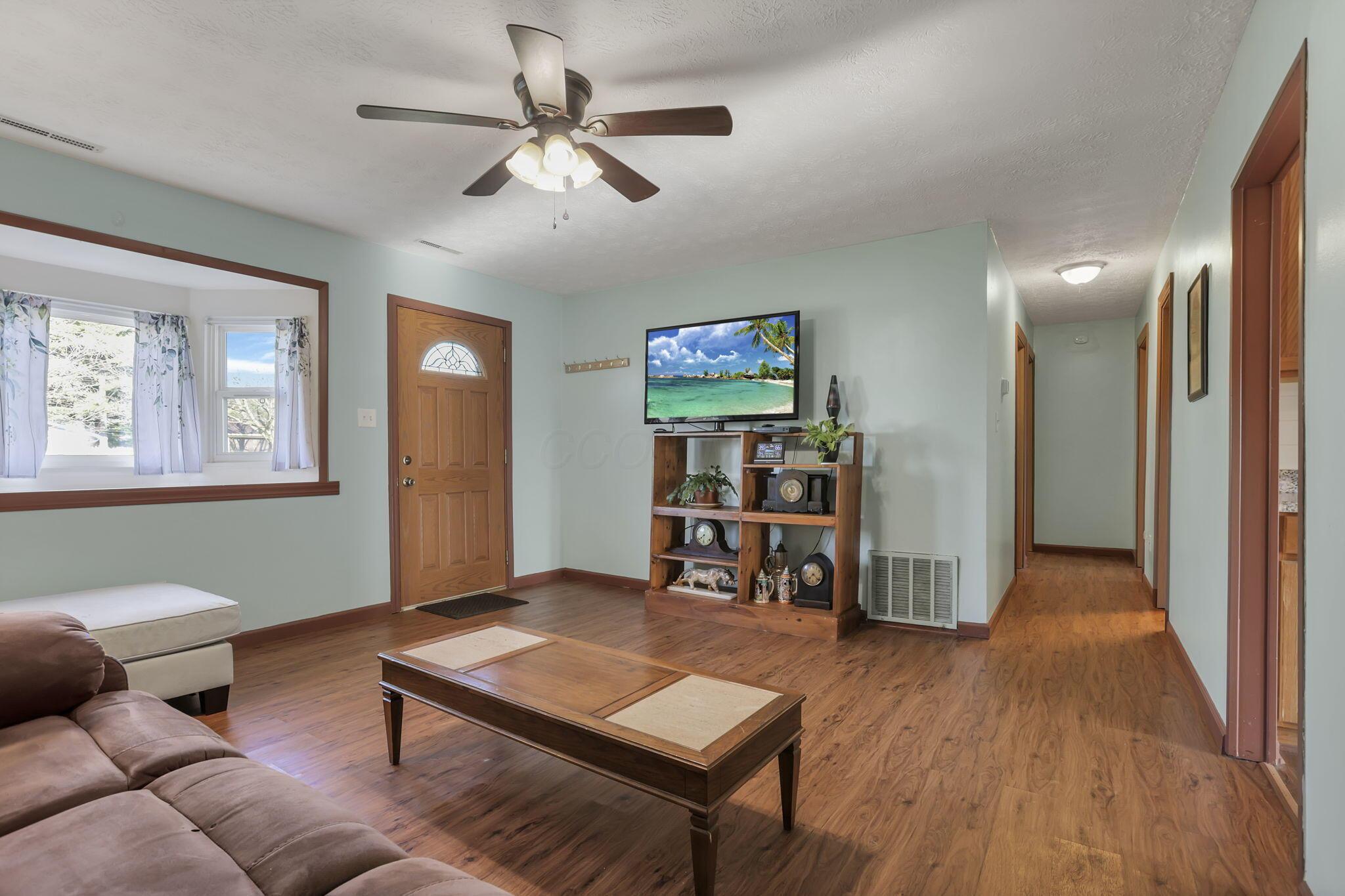 76 Ballman Road Reynoldsburg, OH 43068 - Photo 10 of 50 Living Room