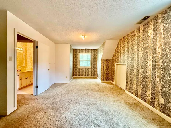 a view of a house with porch and a yard