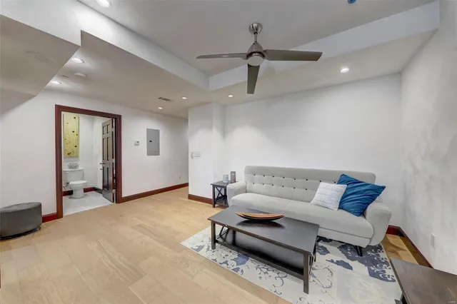 $1,962 | 3681 Lindell Boulevard, St. Louis, MO 63108