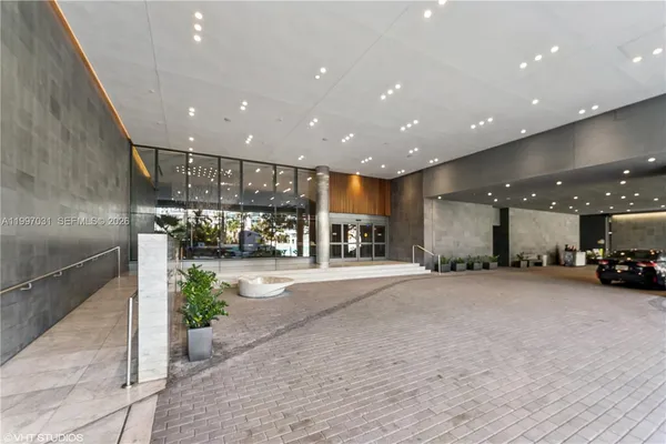 $6,300 | 88 Southwest 7th Street, Unit 1804, Miami, FL 33130