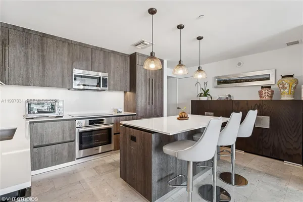 $6,300 | 88 Southwest 7th Street, Unit 1804, Miami, FL 33130