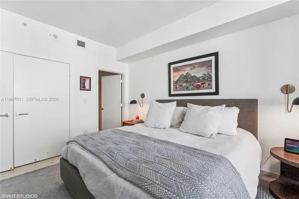 $6,300 | 88 Southwest 7th Street, Unit 1804, Miami, FL 33130