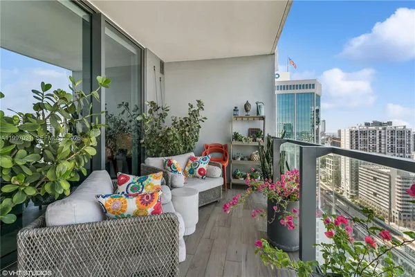$6,300 | 88 Southwest 7th Street, Unit 1804, Miami, FL 33130