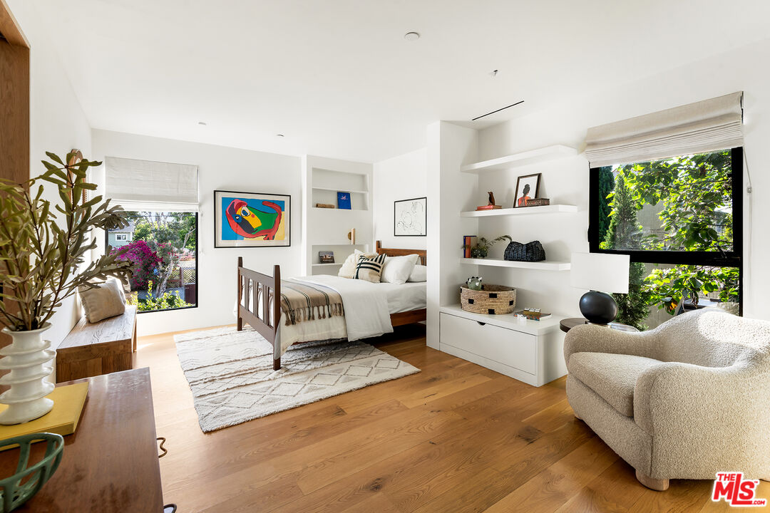 901 Flower Avenue Venice, CA 90291 - Photo 14 of 35 a living room with furniture and a large window