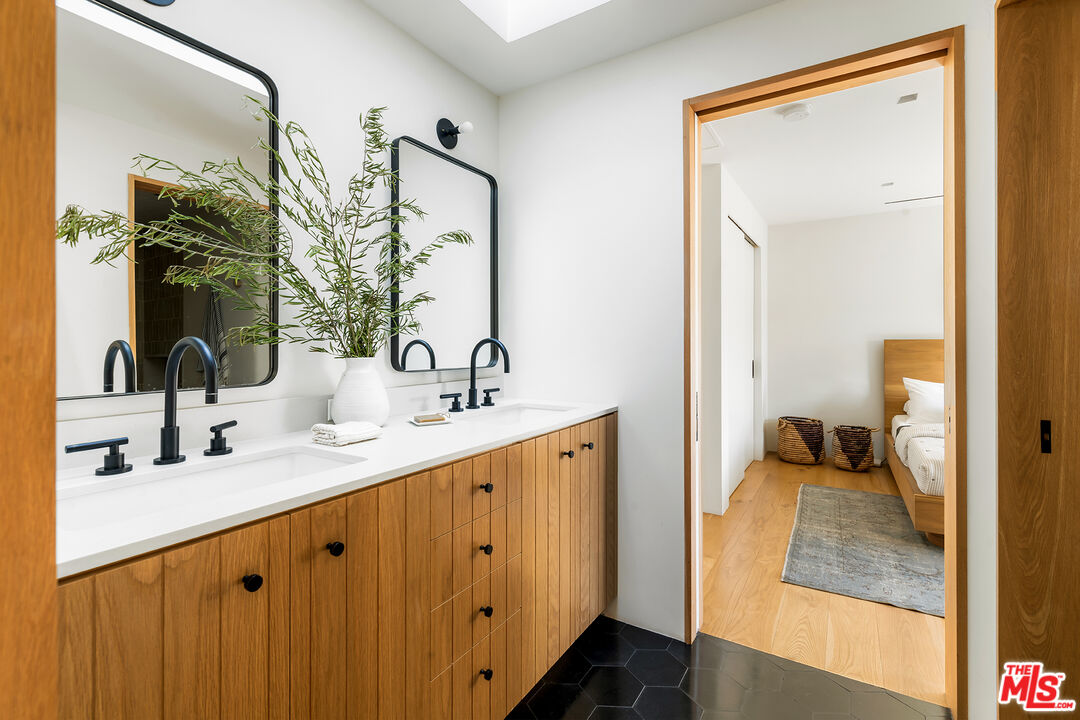 901 Flower Avenue Venice, CA 90291 - Photo 15 of 35 a en suite bathroom with a double vanity sink and a mirror