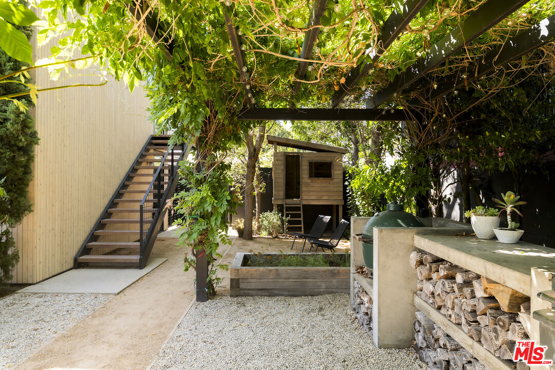 901 Flower Avenue Venice, CA 90291 - Photo 25 of 35 a view of entryway and hall
