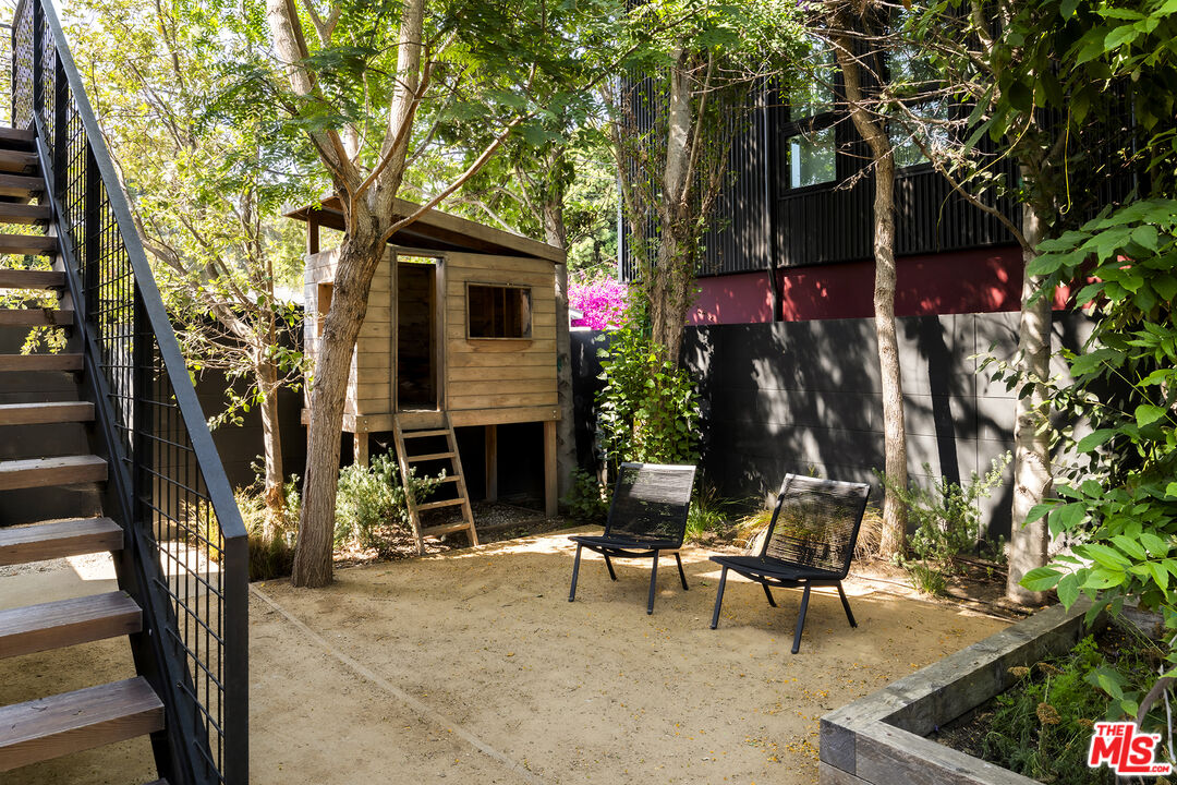 901 Flower Avenue Venice, CA 90291 - Photo 26 of 35 a view of a chairs and tables in the patio in front of a house