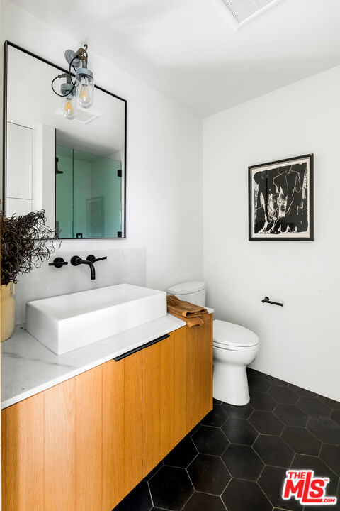 901 Flower Avenue Venice, CA 90291 - Photo 29 of 35 a bathroom with a sink and a mirror