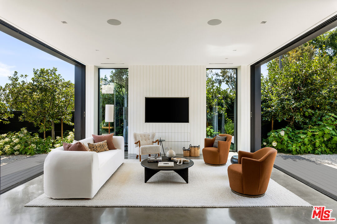 901 Flower Avenue Venice, CA 90291 - Photo 3 of 35 a living room with furniture and a flat screen tv