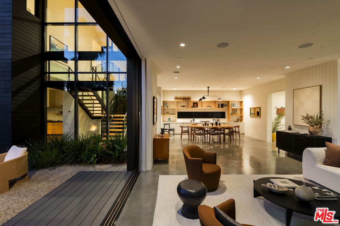 901 Flower Avenue Venice, CA 90291 - Photo 32 of 35 a living room with furniture and a large window